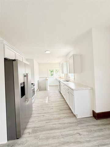 617 E Watrous Avenue, Des Moines, IA 50315