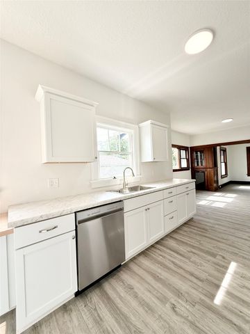 617 E Watrous Avenue, Des Moines, IA 50315
