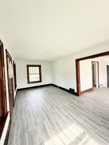 617 E Watrous Avenue, Des Moines, IA 50315