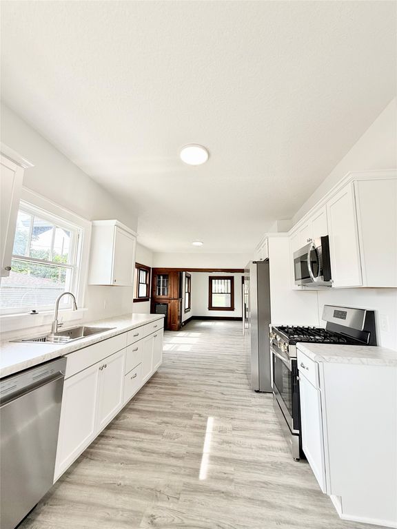 617 E Watrous Avenue, Des Moines, IA 50315