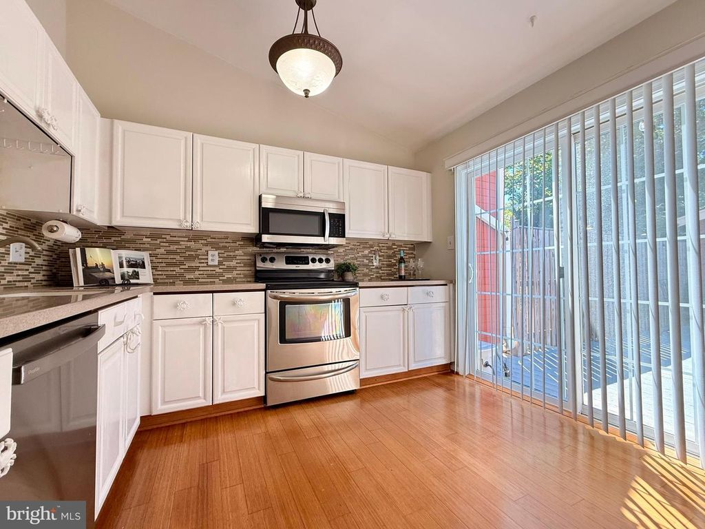 Image 4 of property listing at 953 WINDWHISPER LN, Annapolis, MD 21403