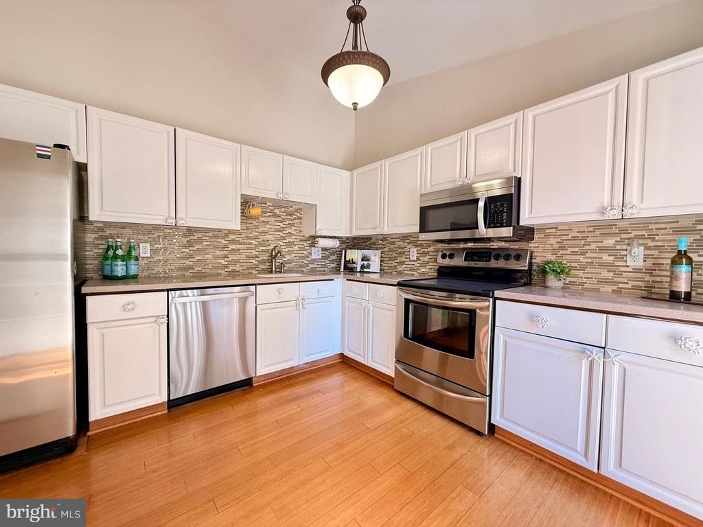 Image 6 of property listing at 953 WINDWHISPER LN, Annapolis, MD 21403