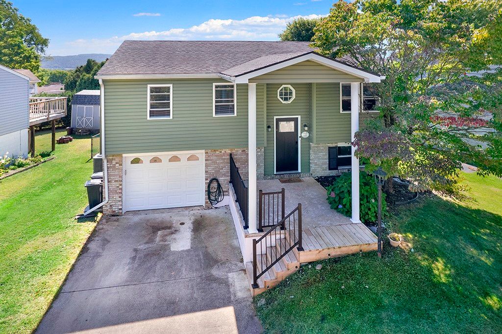 145 Easy St, Latrobe, PA 15650