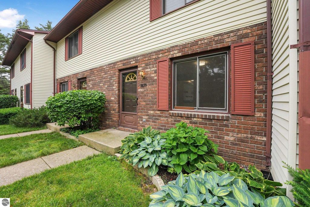 3855 Hammond Road, Traverse City, MI 49686