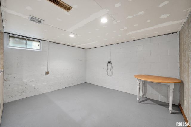 2310 W HEADING Avenue, West Peoria, IL 61604