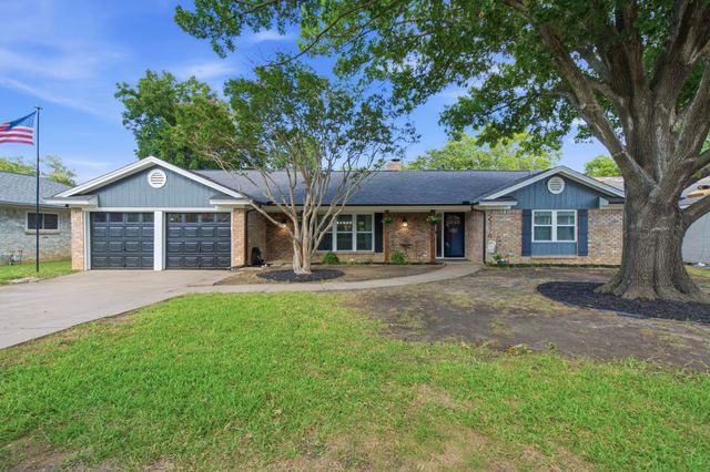 2116 Stonegate Drive N, Bedford, TX 76021