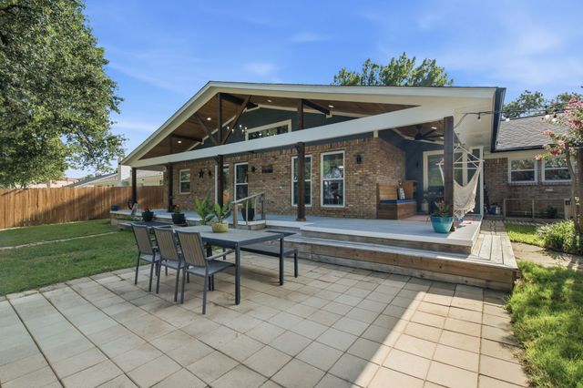2116 Stonegate Drive N, Bedford, TX 76021