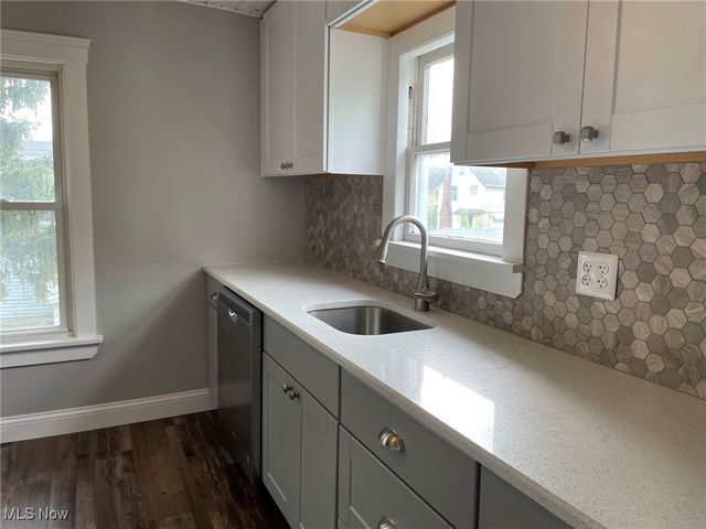 2091 Carabel Avenue Up, Lakewood, OH 44107