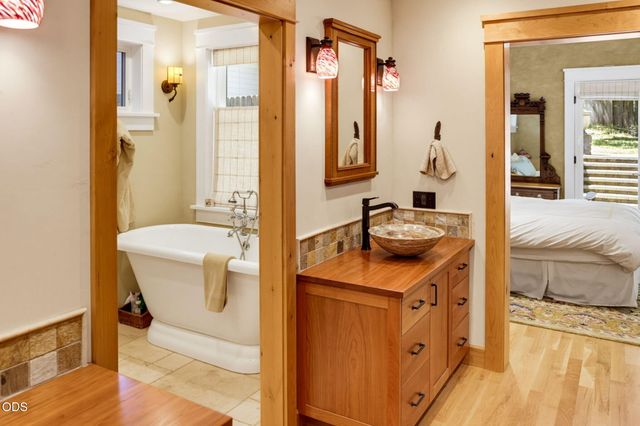 307 N Main Street, Ashland, OR 97520