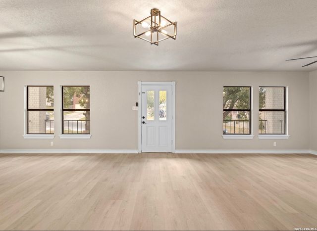7738 Oakhill Park, San Antonio, TX 78249