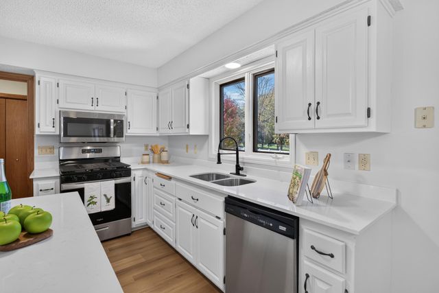 1896 Catalina Drive, Woodbury, MN 55125