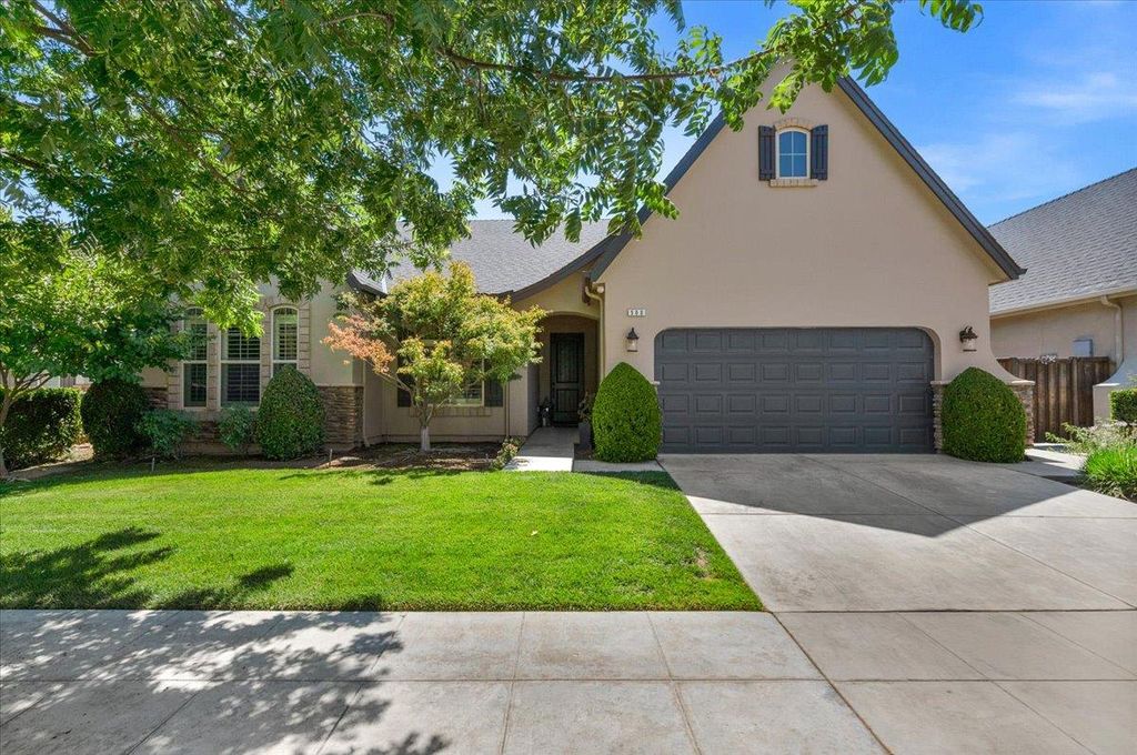 500 W Warwick Avenue, Clovis, CA 93619