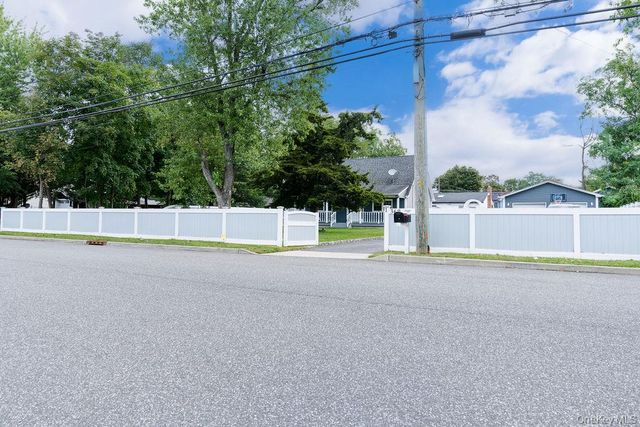 1369 N Clinton Avenue, Bay Shore, NY 11706