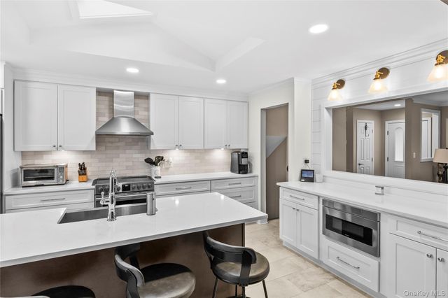 26 Glenwood Road, Plainview, NY 11803