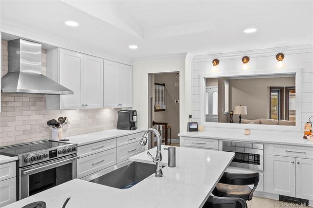 26 Glenwood Road, Plainview, NY 11803