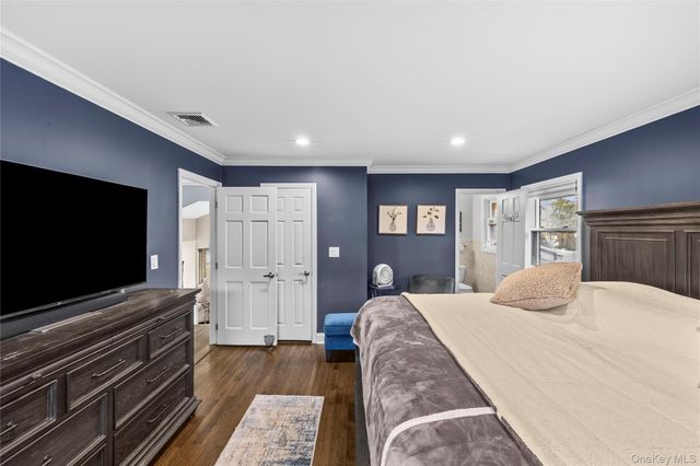 26 Glenwood Road, Plainview, NY 11803