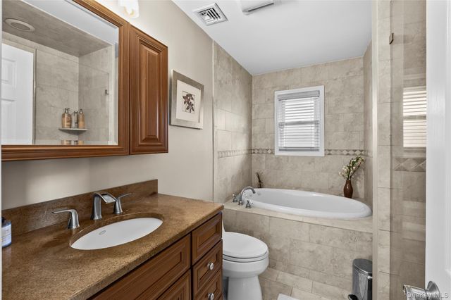 26 Glenwood Road, Plainview, NY 11803