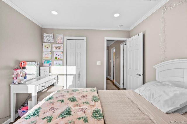 26 Glenwood Road, Plainview, NY 11803