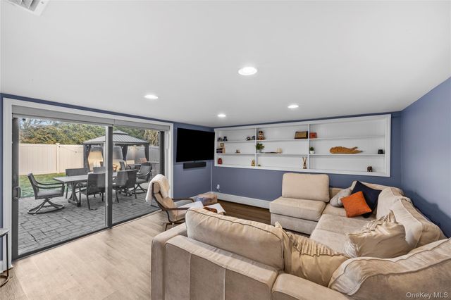 26 Glenwood Road, Plainview, NY 11803