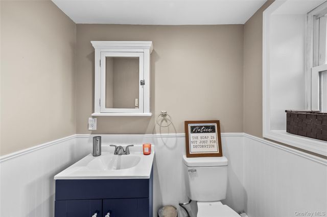 26 Glenwood Road, Plainview, NY 11803