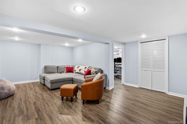 26 Glenwood Road, Plainview, NY 11803