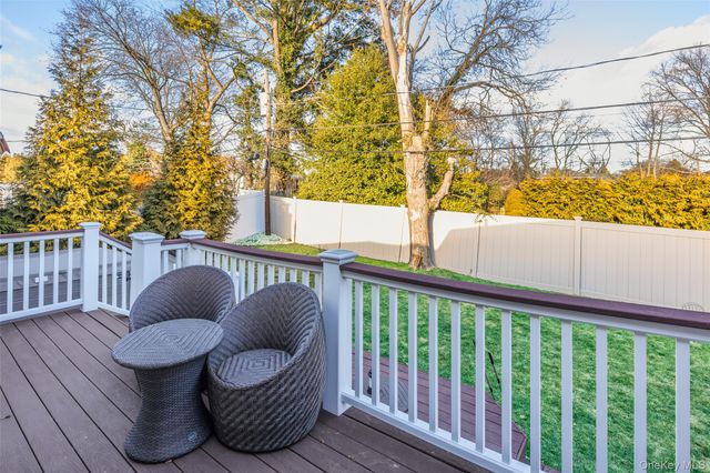 26 Glenwood Road, Plainview, NY 11803