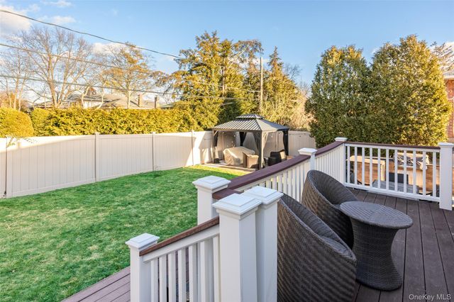 26 Glenwood Road, Plainview, NY 11803