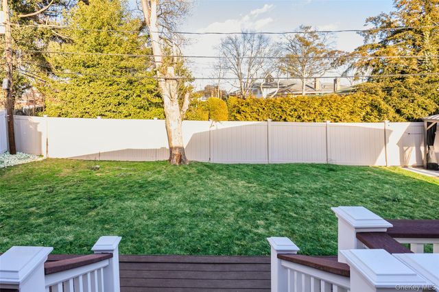 26 Glenwood Road, Plainview, NY 11803