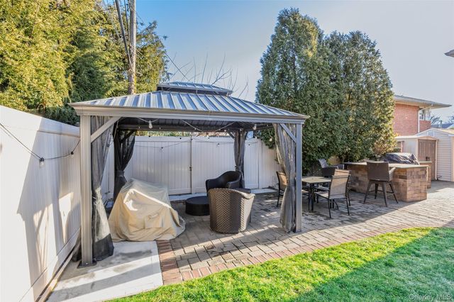 26 Glenwood Road, Plainview, NY 11803