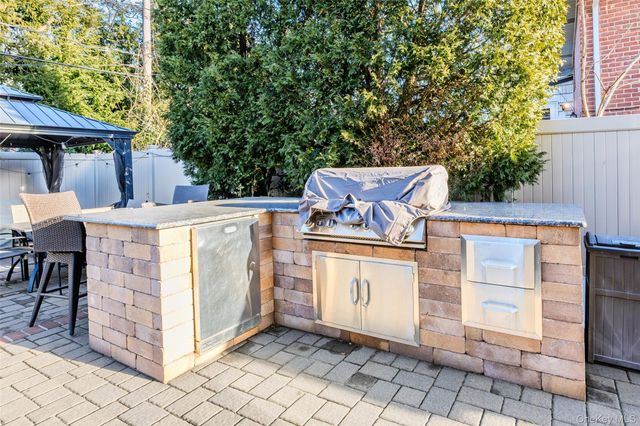 26 Glenwood Road, Plainview, NY 11803