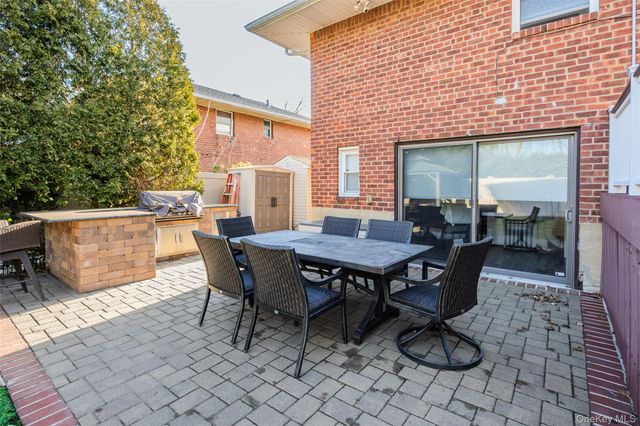 26 Glenwood Road, Plainview, NY 11803