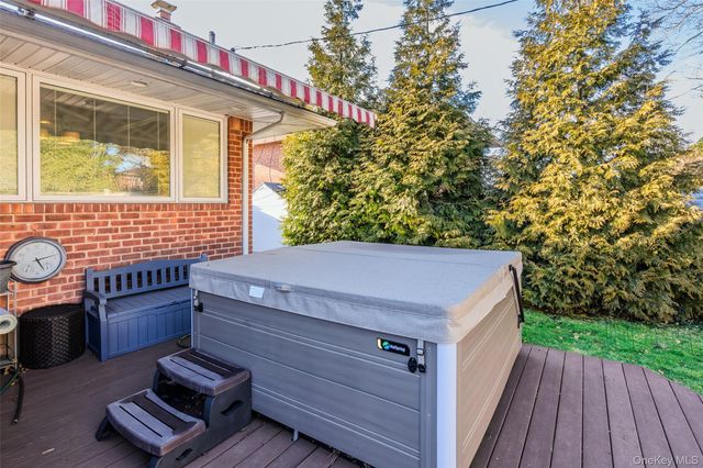 26 Glenwood Road, Plainview, NY 11803