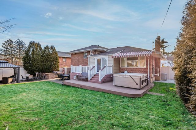 26 Glenwood Road, Plainview, NY 11803