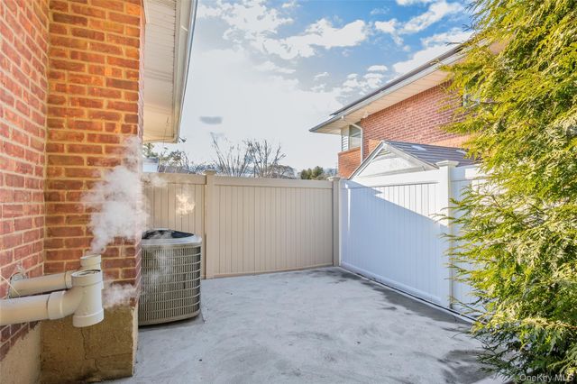 26 Glenwood Road, Plainview, NY 11803