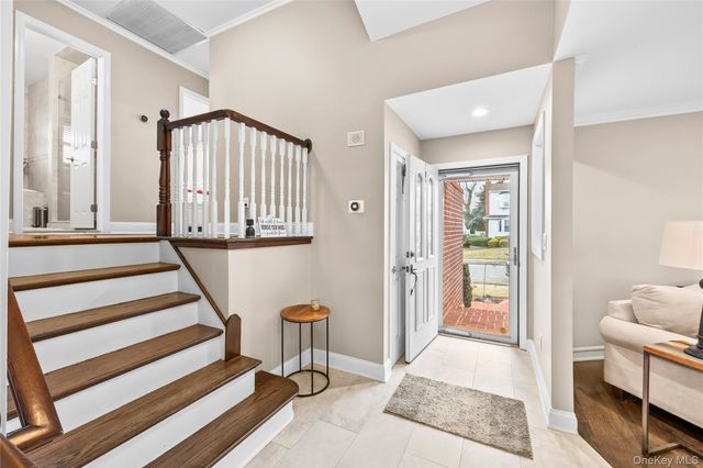 26 Glenwood Road, Plainview, NY 11803