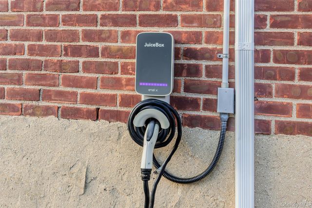 26 Glenwood Road, Plainview, NY 11803