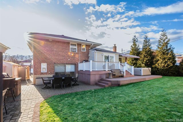 26 Glenwood Road, Plainview, NY 11803