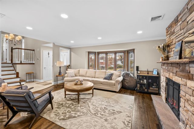 26 Glenwood Road, Plainview, NY 11803