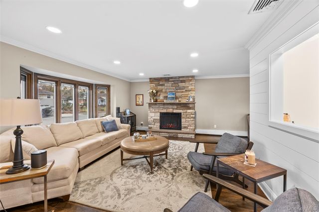 26 Glenwood Road, Plainview, NY 11803