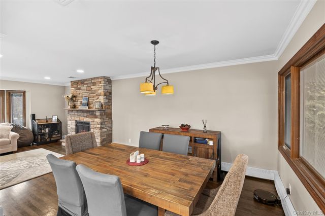 26 Glenwood Road, Plainview, NY 11803