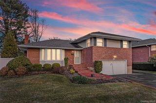 26 Glenwood Road, Plainview, NY 11803