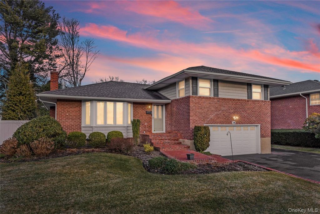 26 Glenwood Road, Plainview, NY 11803