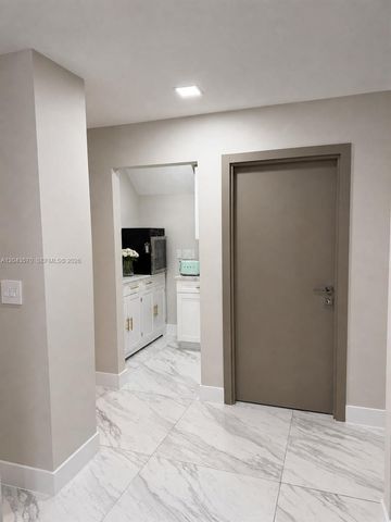 85 Gables Boulevard -, Weston, FL 33326