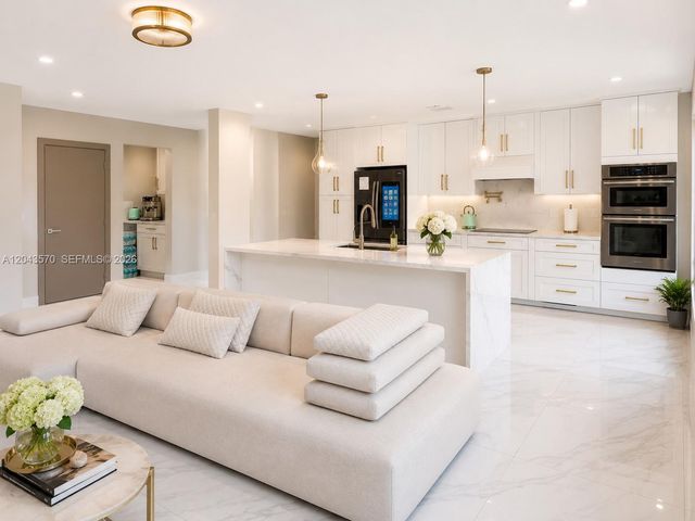 85 Gables Boulevard -, Weston, FL 33326