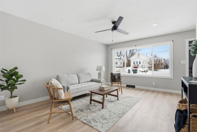 932 22nd Avenue SW, Cedar Rapids, IA 52404