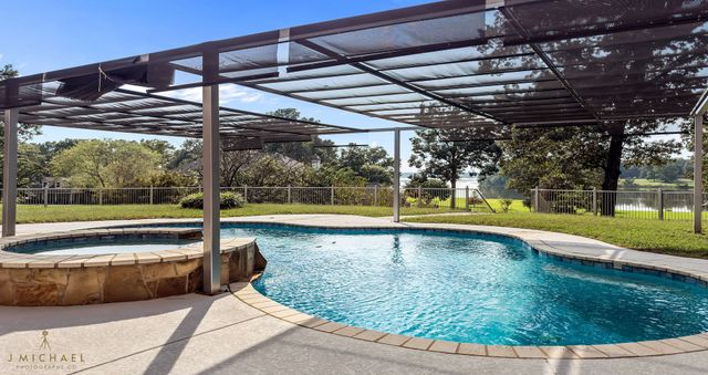 135 Oak Leaf Trail, Benton, LA 71006