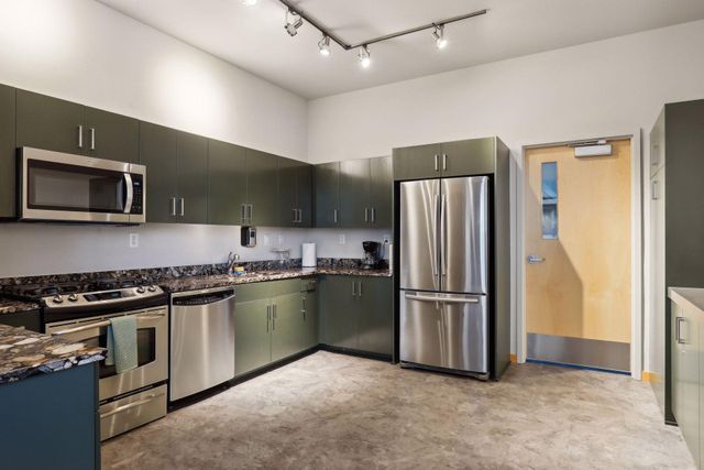 215 10th Avenue S 533, Minneapolis, MN 55415