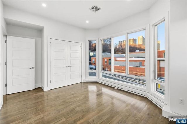 12 Orchard Street 12, Edgewater, NJ 07020