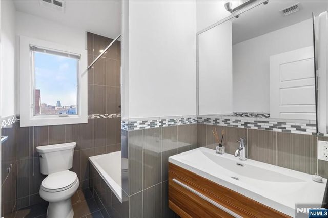 12 Orchard Street 12, Edgewater, NJ 07020