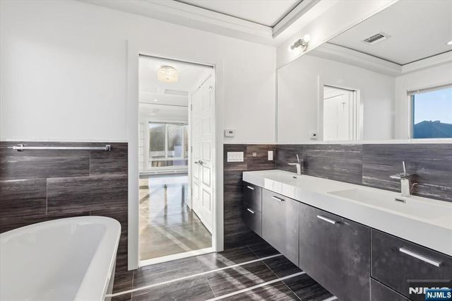 12 Orchard Street 12, Edgewater, NJ 07020